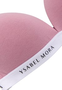Sujeta-pezones rosa claro con textura suave, copas moldeadas y banda elástica blanca que presenta "Ysabel Mora" en letras negras.