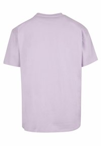 Tricou scurt cu mânecă, de culoare lila, fabricat din bumbac moale, cu o guler rotund și un croi drept. Textură netedă; vedere din spate fără grafică sau accente.