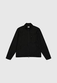 Schwarze Reißverschlussjacke mit langen Ärmeln, strukturierter Stoff, flacher Kragen, Vorderentaschen und einer Brusttasche mit Reißverschluss.