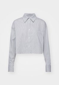 Camicia abbottonata tagliata in righe blu e bianche, con colletto classico, maniche lunghe e una tasca sul petto. Tessuto morbido.