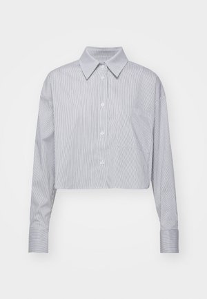 Lühendatud nööpidega särk siniste ja valgete triipudega, klassikalise krae, pikkade varrukate ja ühe rinna taskuga. Sile kangastekstm.