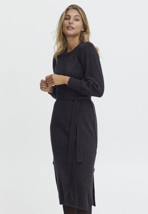 Donkergrijze geribbelde jurk met een nauwsluitend lijfje, ceintuur op de taille en een knielange rok met zijslits en een zachte textuur.