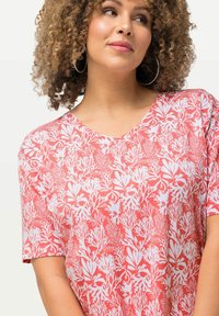 Ulla Popken CORAL REEF SHORT SLEEVE V-NECK  - Triko s potiskem - dark coral