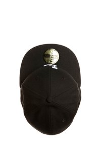 Casquette de baseball noire avec une visière plate, arborant un autocollant doré brillant sur le dessus et des détails de couture blanche. Fabriquée en tissu texturé.