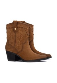 Botas de cowboy de ante marrón con punteras afiladas, patrones decorativos de costura, lengüetas de tiro y un tacón negro apilado.