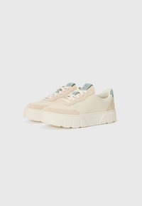 Lys beige sneakers med semsket lær og skinn, rund tå, tykk plattformsåle, pastellfargede detaljer og flate snørebånd. Teksturert overdel.