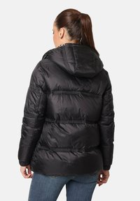 Chaqueta acolchada negra con capucha, con un diseño acolchado, puños elásticos y cintura ajustada. El material parece brillante y aislante.