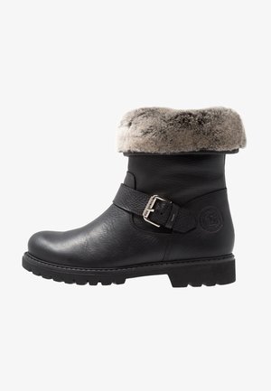 Zwarte leren boot met een nepbont manchette. Voorzien van een zijband met een metalen gesp en een getextureerde rubberen zool met een crepe patroon.