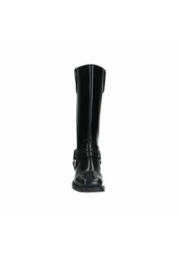 Boots noires montantes en matériau brillant, avec une sangle à l'avant et une boucle, ainsi qu'un bout arrondi. Texture lisse tout au long.