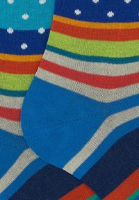 Bunte Socken in Blau-, Grün-, Rot- und Orangetönen mit gestreiften und gepunkteten Mustern aus weichem Strickmaterial.