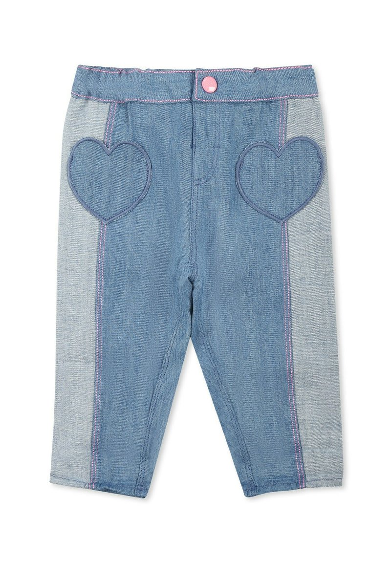 Pantaloni in denim con tasche a forma di cuore, caratterizzati da un contrasto di colori tra blu chiaro e scuro e cuciture rosa lungo le cuciture laterali.
