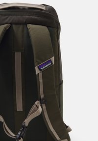 Patagonia BLACK HOLE UNISEX - Ryggsäck - pine needle green