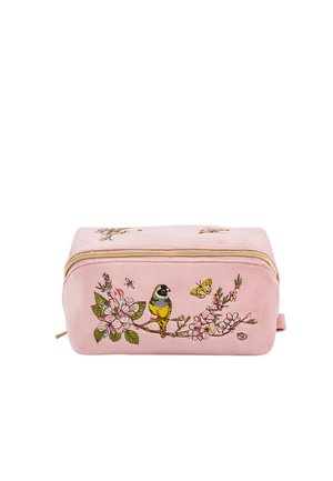 Bolsa rectangular rosa con cremallera dorada, bordada con un pájaro en una rama florida, una mariposa amarilla y pequeños insectos.