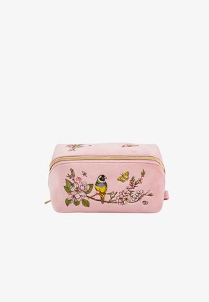 Ružový obdĺžnikový púzdro so zlatým zipsom, vyšívané s vtákom na kvitnúcej vetve, žltým motýľom a malými hmyzími.