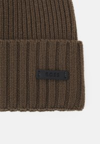 BOSS FATI UNISEX - Megzta kepurė - open brown