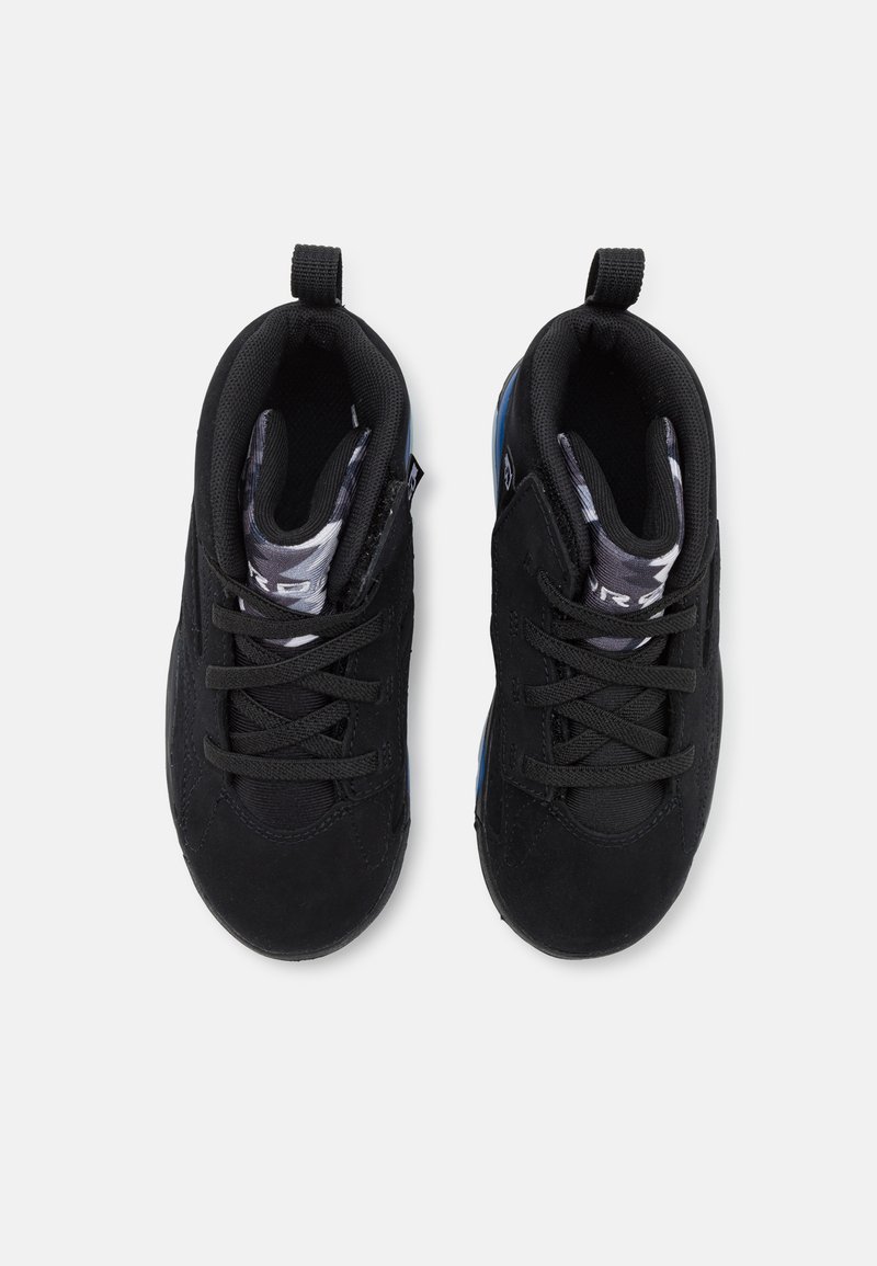 Zapatillas deportivas negras con parte superior de ante, diseño con cordones, forro texturizado negro y acentos azules en la suela.