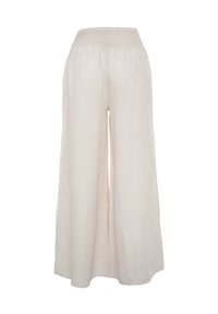 Pantaloni larghi in lino di un leggero colore beige. Presentano una vita arricciata e un design morbido e testurizzato con una vestibilità comoda.