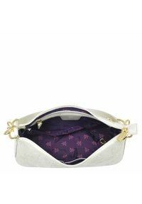 Weißes Handtasche mit floral geprägt Außenfläche, goldenen Beschlägen und einem lila floral-muster Innenfutter. Mit Reißverschluss und Tasche.