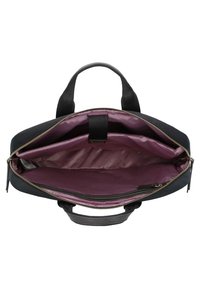 Bolso de mano negro con asas dobles que muestra una parte superior abierta, revelando un interior espacioso con forro acolchado morado y múltiples compartimentos, incluyendo un bolsillo con cremallera.