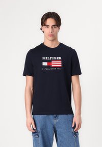 Tommy Hilfiger - AMERICANA MONOTYPE FLAG BOX TEE UNISEX - T-shirts print - desert sky Miniaturebillede 1