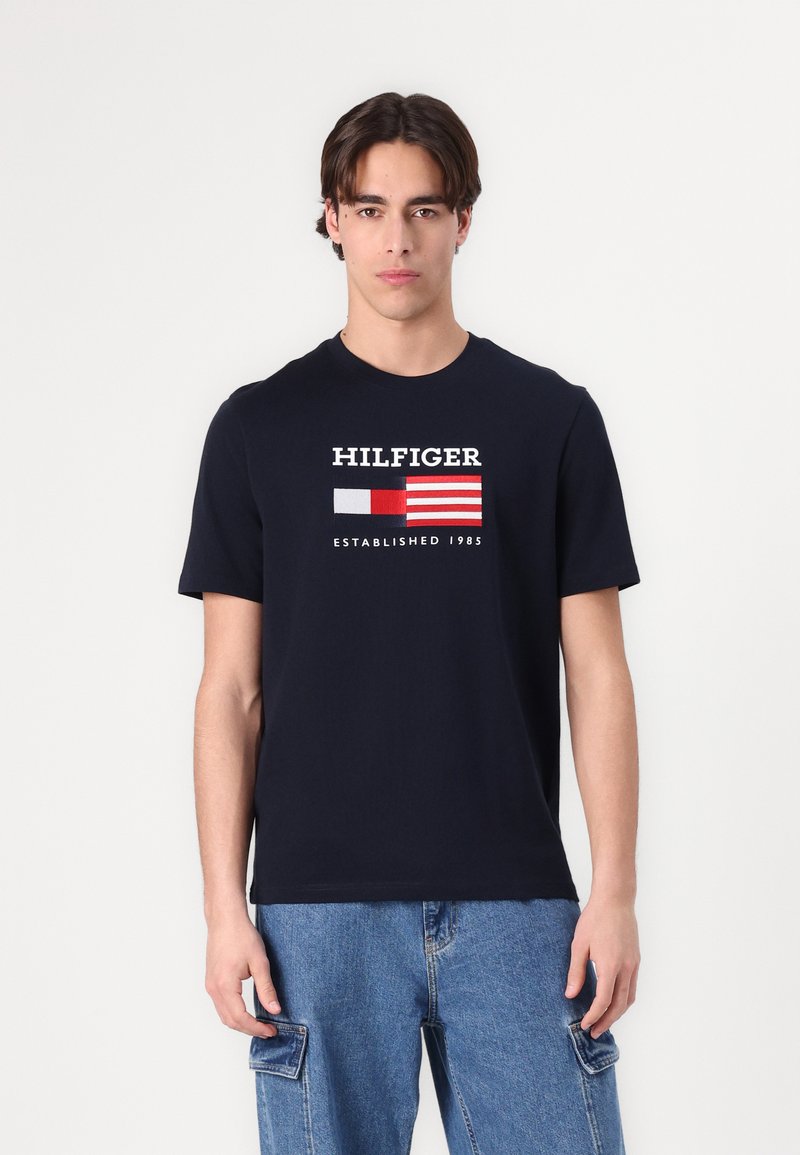 Tommy Hilfiger - AMERICANA MONOTYPE FLAG BOX TEE UNISEX - T-shirts print - desert sky, Forstør
