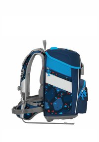 Blauwe rugzak met geometrische patronen in donkerblauw, rood en wit. Voorzien van padded schouderbanden en ritscompartimenten. Gelaagde accenten.