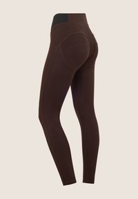 Leggings aderenti marrone scuro con vita alta e vita elastica nera, dotati di dettagli cuciti sul retro e tasche.