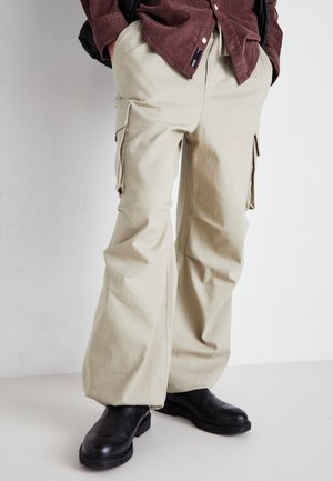 Only & Sons ONSKAZI LOOSE PARACHUTE PANT - Pantalon cargo - chinchilla