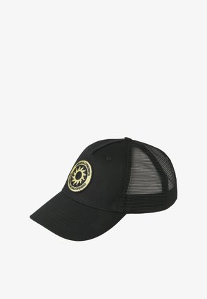 Schwarze Baseballkappe mit Netzrücken. Auf der Vorderseite befindet sich ein runder, goldener Aufnäher mit dem Text "Eröffnung". Bogenförmiges Visierdesign.