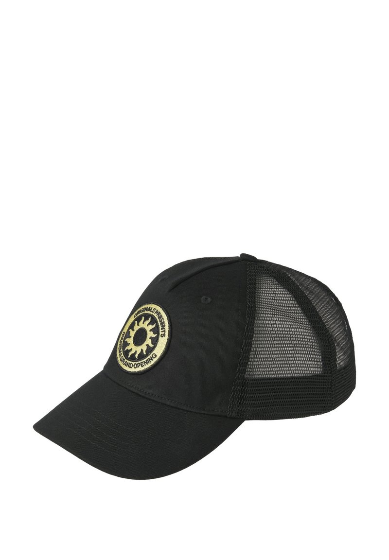 Zwarte baseballpet met mesh achterkant. Voorzien van een ronde, gouden embleem op de voorkant met de tekst "grote opening". Gebogen klep ontwerp.