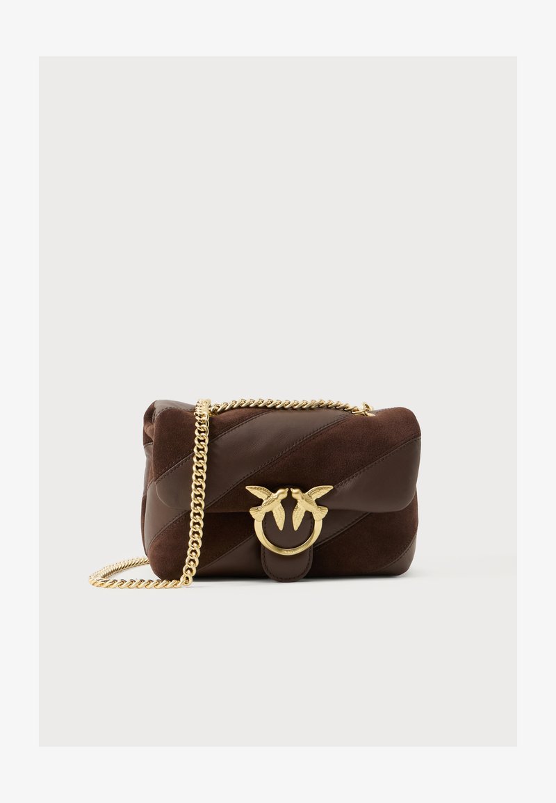 Bolsa de mão em couro castanho e camurça com quilt diagonal, metal dourado e um motivo decorativo de pássaro. Apresenta uma alça de corrente.
