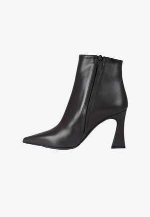 Stivaletto in pelle nera con punta affusolata, cerniera laterale e tacco alto affusolato. Texture liscia e design elegante senza ulteriori fantasie.