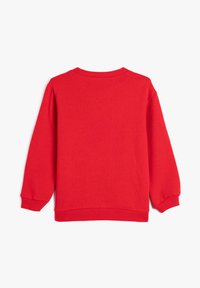 Sudadera roja de manga larga, con puños y cuello acanalados, y una textura suave. Sin logotipos ni patrones visibles. Diseño de color sólido.