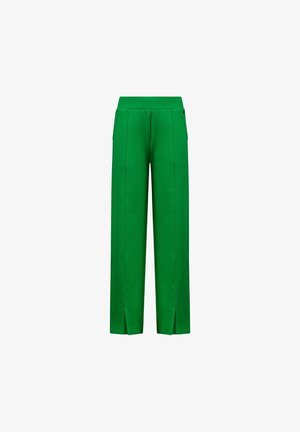 Vihreät, leveälahkeiset housut, jotka on valmistettu pehmeästä kankaasta ja joissa on etusaumat sekä sivuraot helman yksityiskohtina ja liikkumista varten.