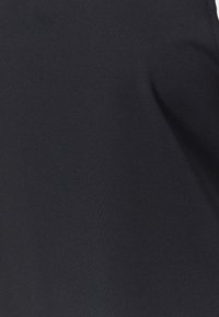 Černá, hladká látka s mírným leskem, s přiléhavým střihem a minimalistickým stylem. Bez viditelných vzorů nebo kovových detailů.