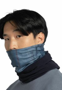 Gaiter multifuncional azul y negro, hecho de un tejido suave, con un diseño texturizado y texto impreso a lo largo del borde.