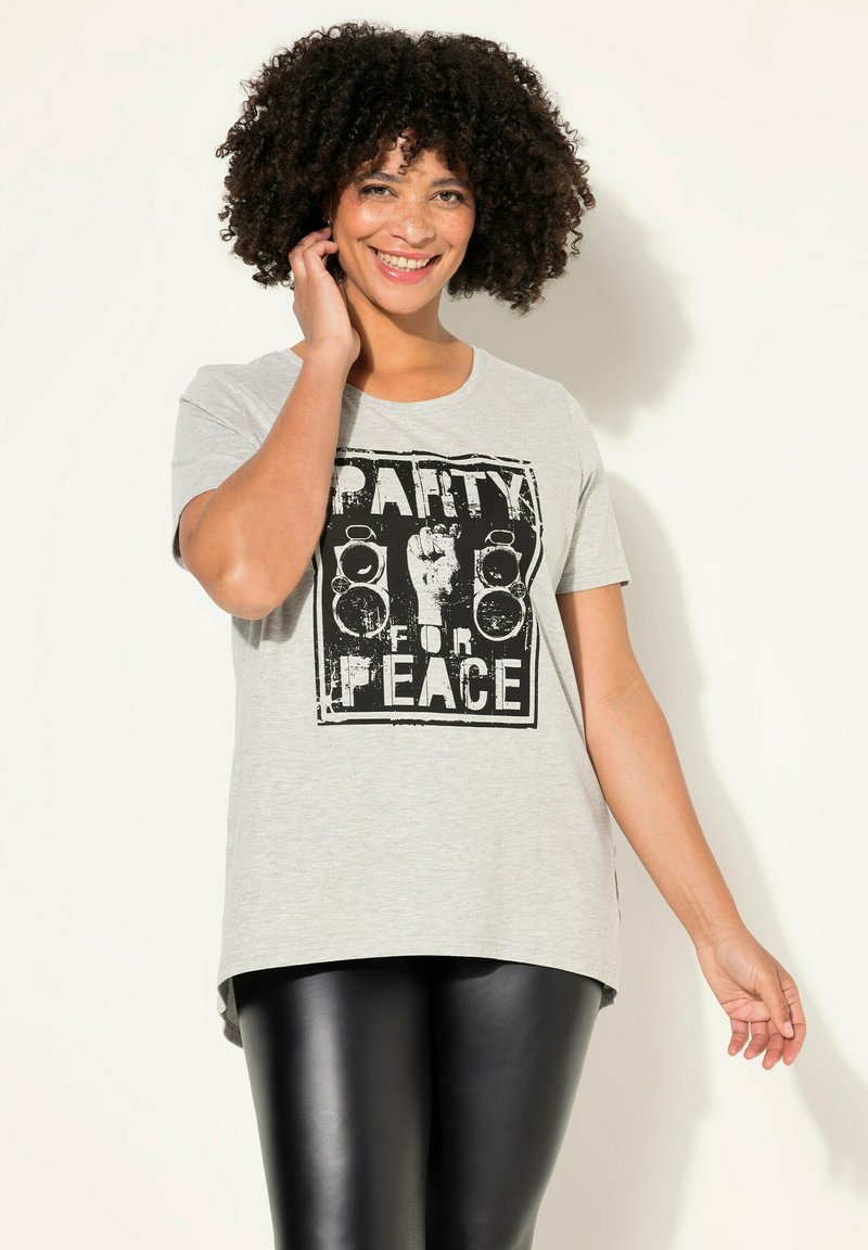 Harmaa puuvillapaita, jossa on musta grafiikkakuva, jossa lukee "PARTY for PEACE" ja kuvia kaiuttimista. Rentoa istuvuutta, lyhyet hihat.