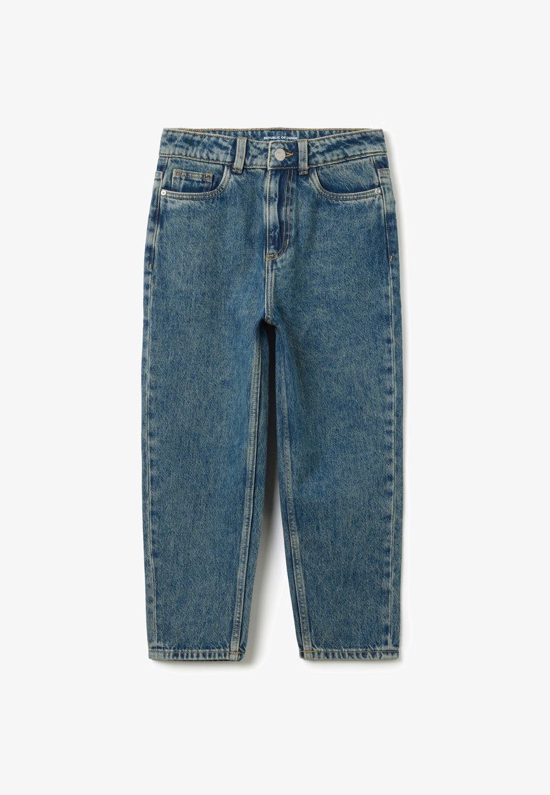 Jeans de mezclilla azul con un lavado desgastado, que cuentan con cinco bolsillos, un cierre de botón, un diseño de pierna recta y costuras en contraste.