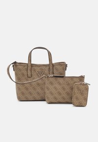 Brunt sæt af tote-tasker med tekstureret mønster, inkluderer en større taske med håndtag, en lille lynlåspung og en kortholder, alle med logoaccents.