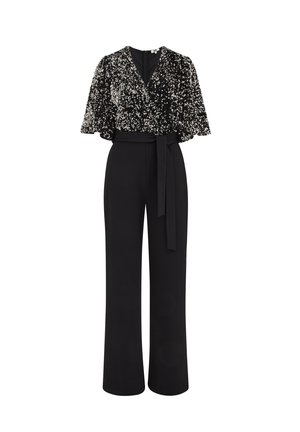 Tutina nera con pantaloni a palazzo, maniche corte con paillettes, scollatura a V e una cintura coordinata in tessuto legata in vita.