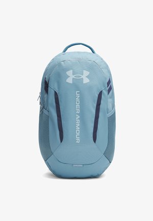 Lichtblauwe rugzak van duurzaam stof met een gladde textuur. Bevat een groot logo, zijvak van gaas en kontrasterende marineblauwe accenten.