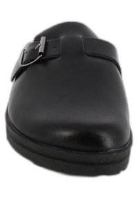 Zwarte leren schoen met een gladde afwerking, ronde neus en een enkele metalen gespband over de voorkant. Vlakke rubberen zool.