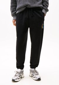 Tommy Jeans - VARSITY - Tracksuit bottoms - black Thumbnail Image 1