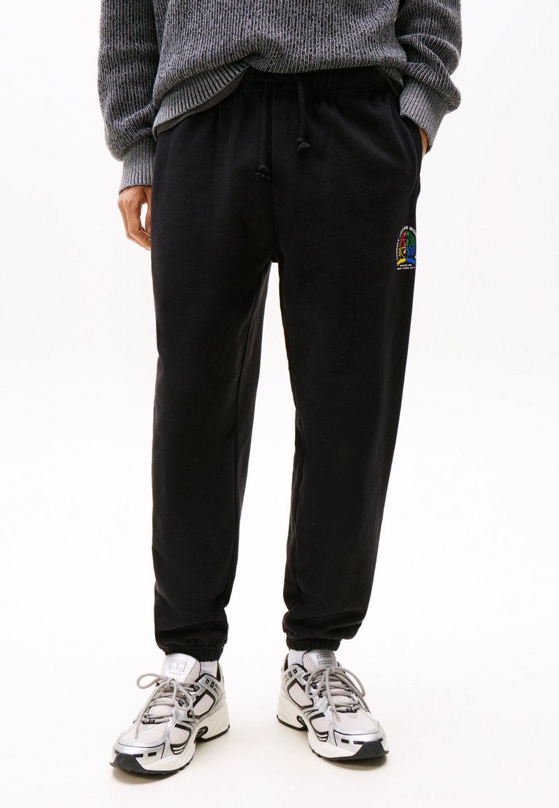 Tommy Jeans - VARSITY - Tracksuit bottoms - black, Enlarge