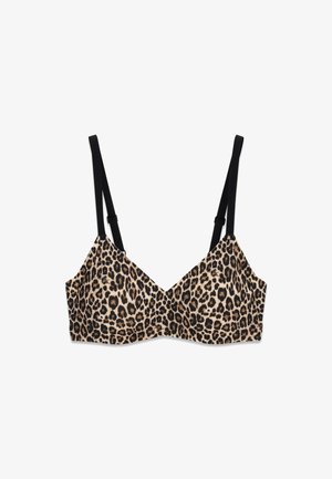 Soutien-gorge imprimé léopard avec bretelles noires réglables, bonnets sans armatures et encolure en V sur fond blanc.