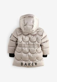 Polstret pufferjakke i lys beige med en scallop mønster, sorte ærmekanter og "BAKER by TED BAKER" logoet på ryggen. Hætte design.