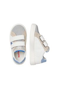 Sneakers z rzepami, wykonane z połączenia białego, jasnoszarego i beżowego zamszu oraz materiałów syntetycznych, z zaokrąglonym noskiem i textured podeszwy.