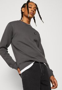 Sweatshirt Scotch & Soda Essential Badge Logo Crewneck - Homme - Col Rond Logo Poitrine