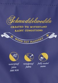 Granatowy materiał z żółtym tekstem i ikonami oznaczającymi wodoodporność, wiatroszczelność oraz w pełni uszczelnione szwy, podkreślający trwałość w deszczowych warunkach.