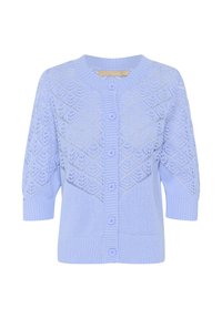 Svetlo modra pletena bunda z geometrijskim čipkastim vzorcem, rebrastimi robovi in šestimi usklajenimi gumbi spredaj. Kratki rokavi.